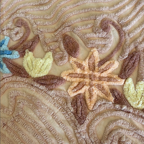 Vintage Chenille bedspread for upcycling - Picture 3 of 11